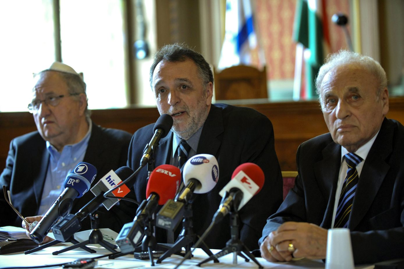 Tordai Péter alelnök (b), Heisler András elnök (k) és Zoltai Gusztáv ügyvezető igazgató (j) a Magyarországi Zsidó Hitközségek Szövetségének (Mazsihisz) jubileumi holokauszt-megemlékezéssorozatáról tartott sajtótájékoztatón a szervezet Síp utcai székházában 2014. március 17-én. (MTI Fotó: Marjai János)