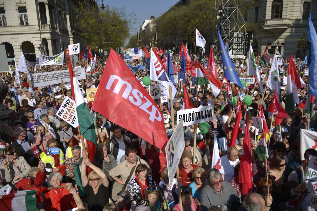 Az ötpárti ellenzéki szövetség pártjainak kormányváltó tüntetése a Magyar Állami Operaház előtt 2014. március 30-án. (MTI Fotó: Beliczay László)