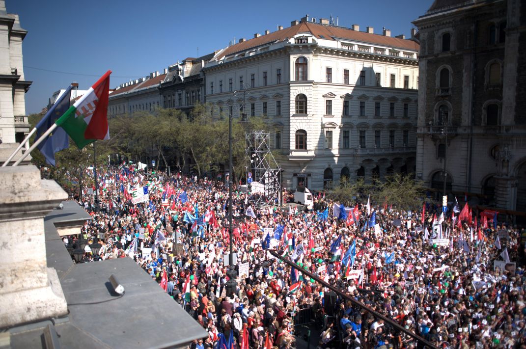 Az ötpárti ellenzéki szövetség pártjainak kormányváltó tüntetése a Magyar Állami Operaház előtt 2014. március 30-án. (MTI Fotó: Marjai János)