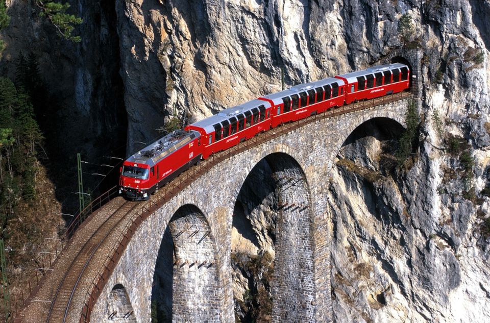Vasút a Rhäti-Alpokban: az Albula-vonal.