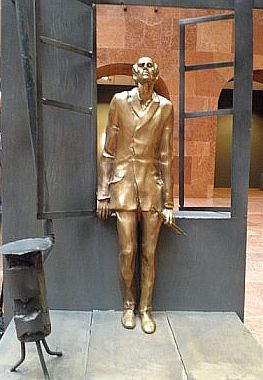 Varga Imre szobra Derkovits Gyuláról a vaskályhával.