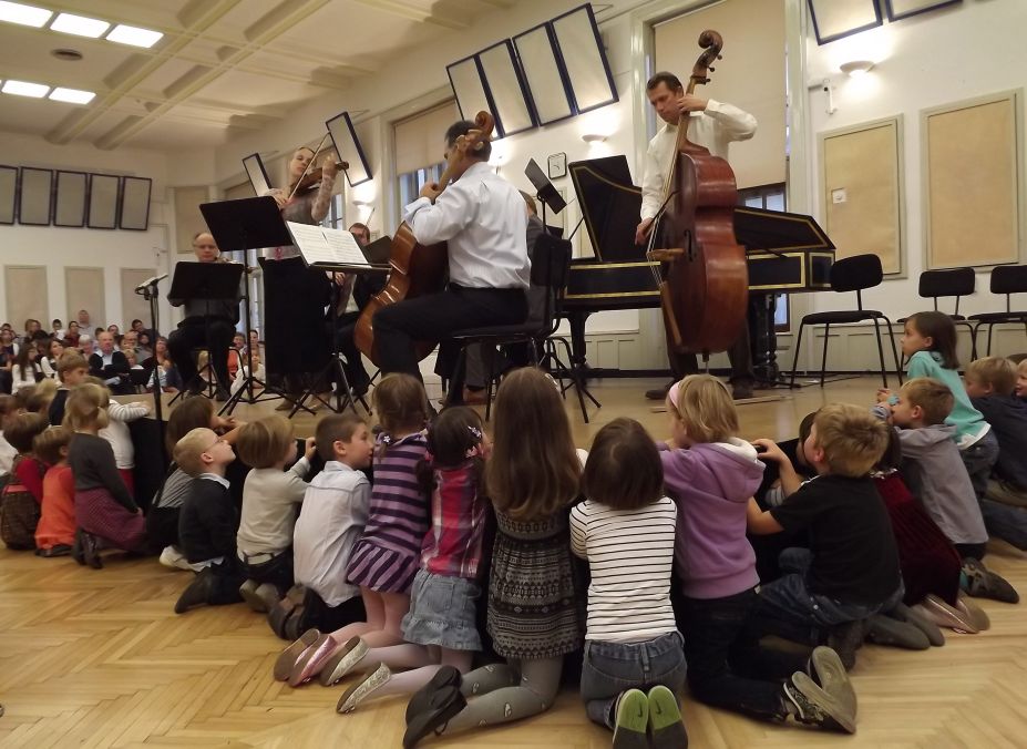 Fischer Iván és a hallgatóság.