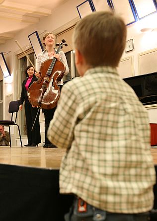 Művész és hallgatója.