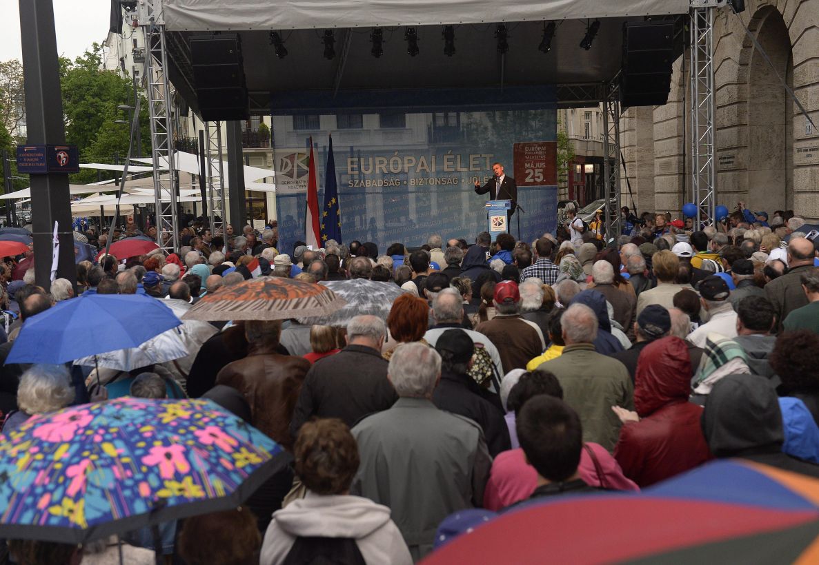 Gyurcsány Ferenc korábbi miniszterelnök, a Demokratikus Koalíció (DK) elnöke és EP-listavezetője beszédet mond pártja európai parlamenti választási kampánynyitó nagygyűlésén Budapesten, az Egyetem téren 2014. április 13-án. (MTI Fotó: Bruzák Noémi)