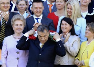 Nach seiner Wiederwahl schmückte Viktor Orbán sich nicht ganz ohne Schwierigkeiten mit der ungarischen Flagge. (foto: reuters/szabó)