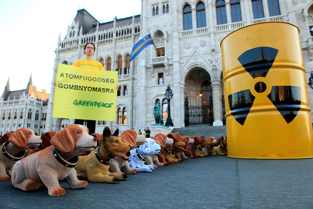 Ma Greenpeace-aktivisták 110 bólogató kutyát helyeztek el a Kossuth téren, a Parlament előtt. Ennyi országgyűlési képviselő szavazta meg a Paks 2 beruházás hitelszerződését, melynek törlesztésére 21 éven át közel évi 300 milliárd Ft-ot [1], azaz nagyjából 6000 milliárd Ft-ot kell összedobniuk a magyar adófizetőknek. Az Ipsos reprezentatív közvélemény-kutatása szerint a magyarok közel hatvan százaléka ellenzi, hogy Paks 2-t orosz hitelből építsék meg Magyarországon.