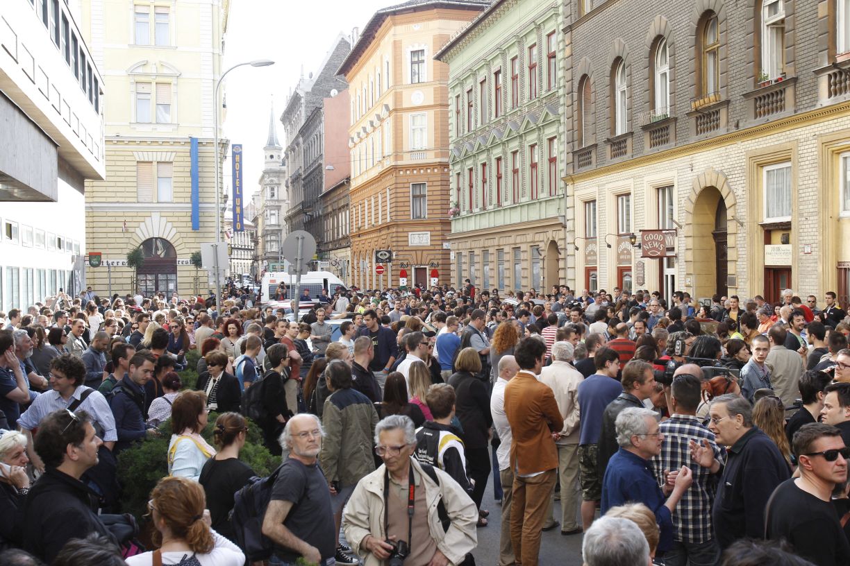 Az origo.hu távozó főszerkesztője melletti szimpátiatüntetés Budapesten az Origo szerkesztősége előtt 2014. június 3-án. 