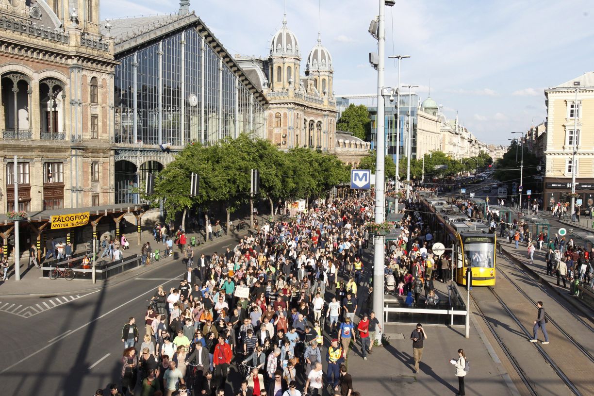 Az origo.hu távozó főszerkesztője melletti szimpátiatüntetés résztvevői vonulnak Budapesten, a Nyugati térnél 2014. június 3-án. A tiltakozók korábban az Origo szerkesztősége előtt demonstráltak. 
