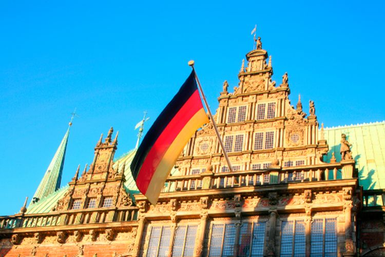 A városháza és borpincéje, valamint a Roland-szobor az UNESCO-világörökség része. 