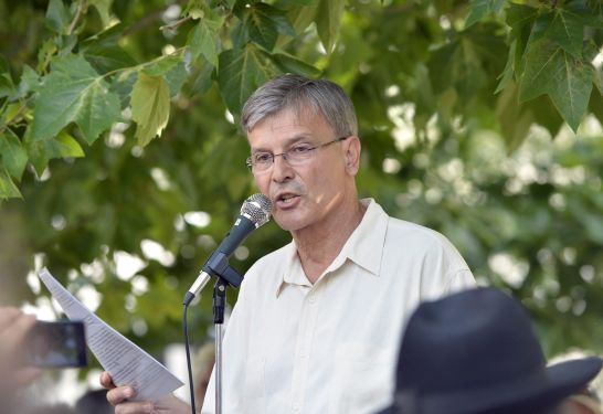 Demszky Gábor volt főpolgármester beszél a Szabadság téri tiltakozáson. (MTI Fotó: Máthé Zoltán)