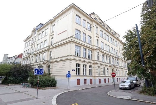 Egy jellegzetes bécsi iskolaépület.