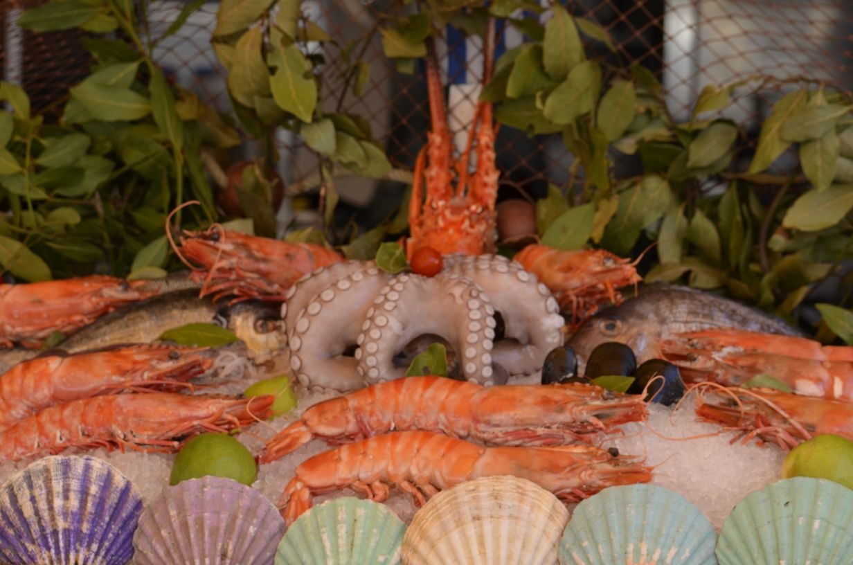 ...és a zsákmánya az étterem kínálatában.