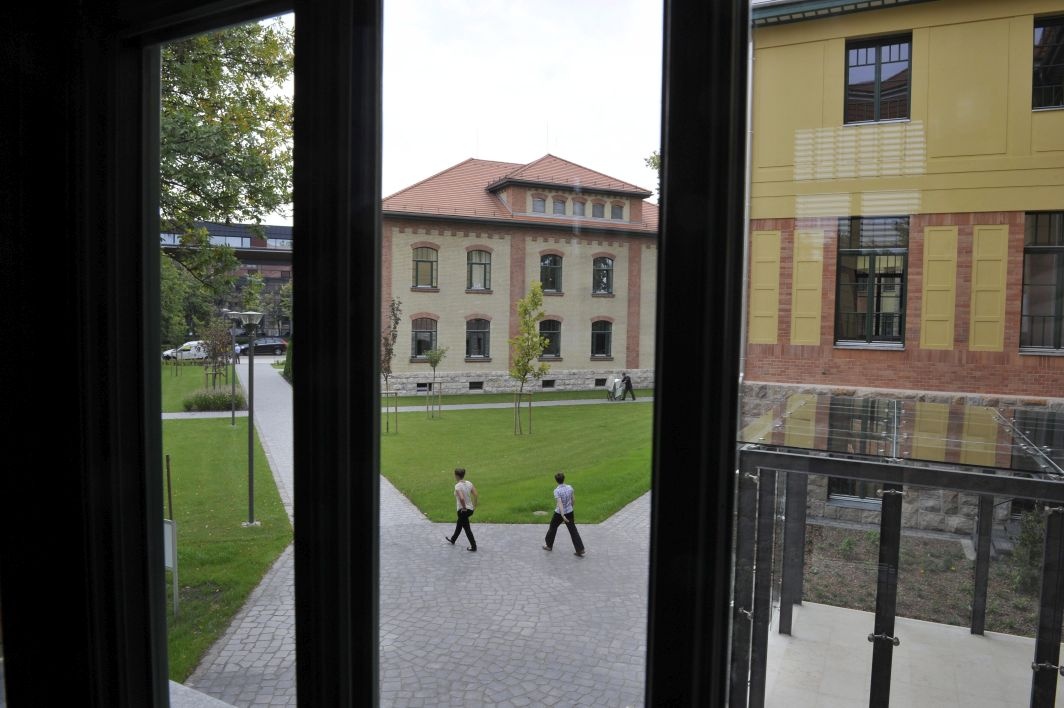 Kilátás az IBS Nemzetközi Üzleti Főiskola oktatási épülete egyik első emeleti ablakából az Aquincum Campuson, a Graphisoft Park új egyetemi negyedében 2014. szeptember 5-én. (MTI Fotó: Kovács Attila)