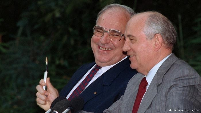 Helmut Kohl és Mihail Gorbacsov derűs egyetértésben.