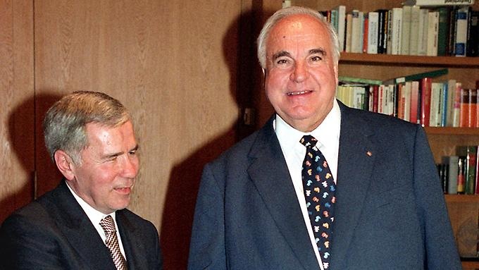Horn Gyula és Helmut Kohl találkozója egy archív felvételen.
