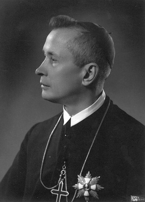 Kelemen Krizosztom pannonhalmi főapát. 1944-ben, a Szálasi-kormány idején a pannonhalmi főapátság épületegyüttese a Nemzetközi Vöröskereszt égisze alatt gyermekmenhelyként is működött. A személyzeten kívül 760 fő, köztük 418 gyermek kapott ellátást és menedéket; fiatal leventéket, bujkáló zsidókat és szökött katonákat is befogadtak. Kelemen Krizosztom főapát lakásában a Gestapo október 25-én sikertelen házkutatást tartott. Nyilasok később is zaklatták, de a pártfogoltakat nem adta ki. November végén aláírta a Szálasinak küldött, „a Dunántúl megkímélését célzó egyházfői memorandumot”