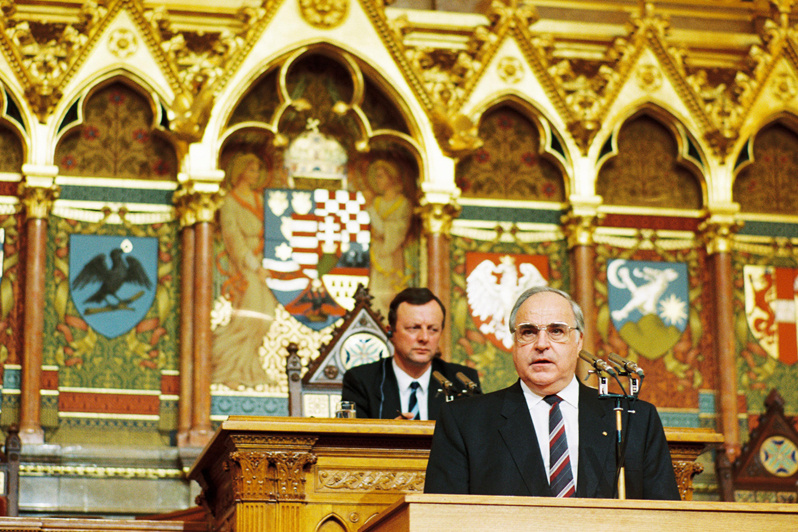 Helmut Kohl német kancellár 1989. december 16-án az Országgyűlésben köszönte meg Magyarország döntését, a nyugati határszakasz megnyitását az NDK-menekültek előtt.