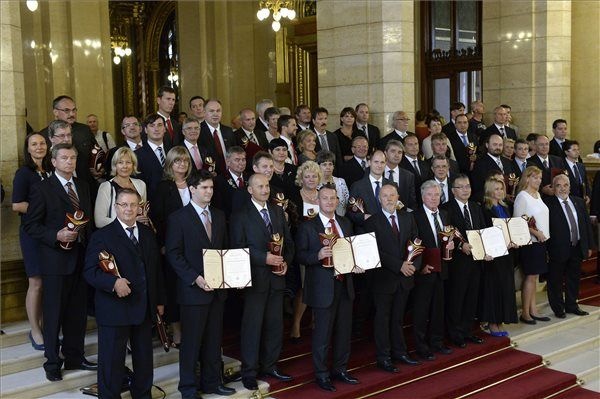 A kitüntetettek az Országháza lépcsőjén. (MTI foto, Soós Lajos felvétele.)