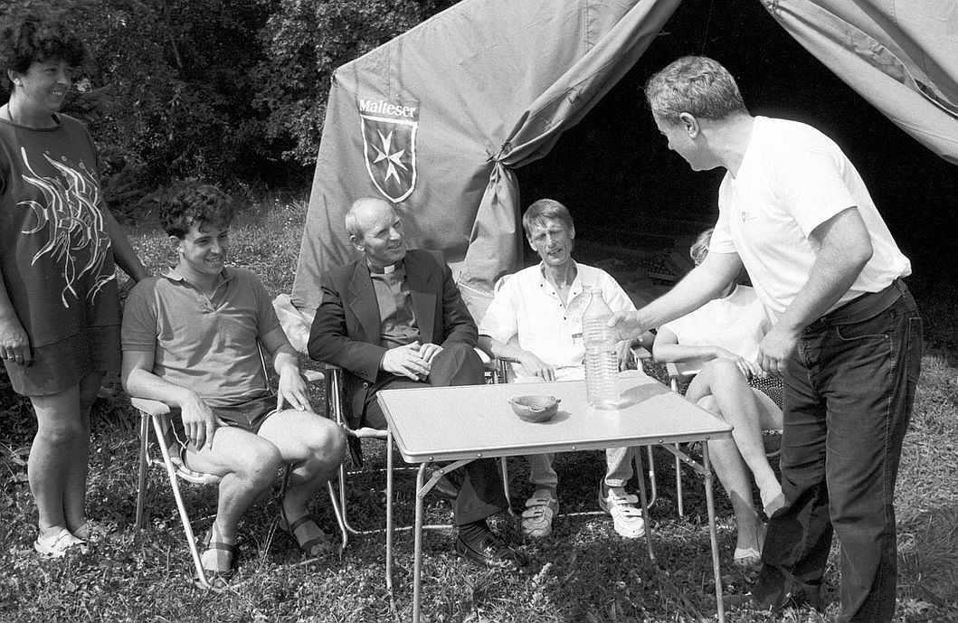 Csillebércen rendezték be a keletnémet menekültek második táborát. Középütt: Kozma Imre, a frissen meglakult Magyar Máltai Szeretetszolgálat vezetője. (Kép: MTI Foto)