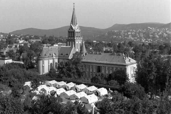 Zugligeti plébánia, templomudvar: az első máltai sátortábor a keletnémet menekültek számára.
