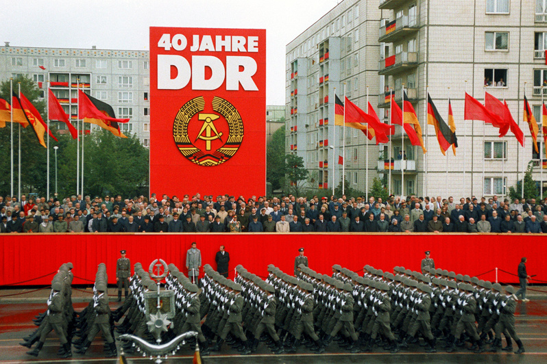 Erődemonstráció a 40 évesen kimúlt NDK utolsó születésnapján.