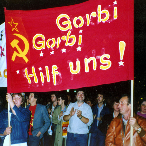 Berlin, 1989. október 7.: az NDK utolsó nemzeti ünnepén a Berlinben vendégeskedő Gorbacsov szovjet pártfőtitkárt hívják segítségül a keletnémet tüntetők.