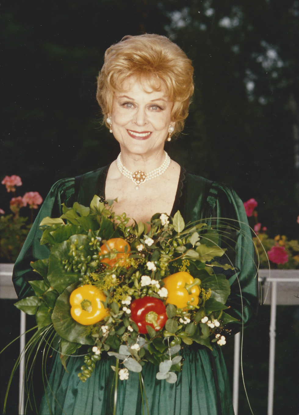 A világhírű magyar operett- és musical-sztárt, Rökk Marikát paprikacsokorral köszöntötték rajongói a művésznő 75. születésnapján, 1988-ban..