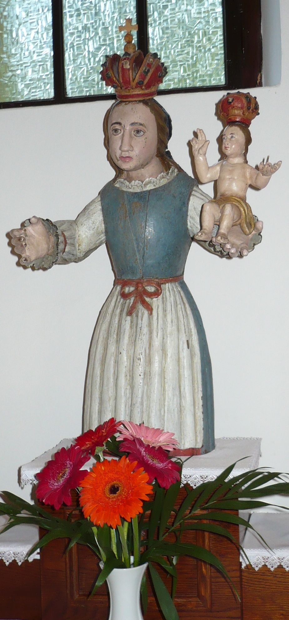 A bájos öltöztető madonna.