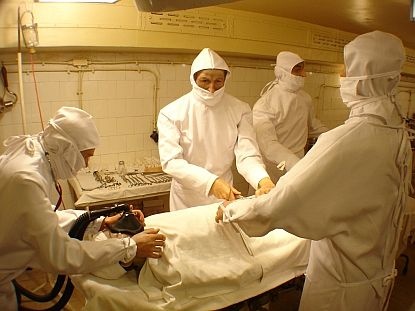 A Sziklakórház eredeti formájában helyreálított műtője.