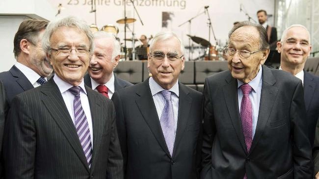 Vier Zeitzeugen: der frühere Kanzlerberater Horst Teltschik (CDU), der ehemalige ungarische Botschafter Istvàn Horvàth, Ex-Finanzminister Theo Waigel (CSU) und der langjährige Außenminister Hans-Dietrich Genscher (FDP) am Samstag in Potsdam (Foto: Marco Urban)