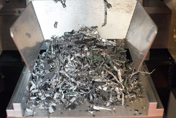 Az eredmény: titkok ripityában.