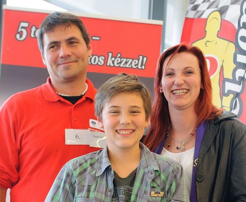 A győztes Szalai Gábor a családjával.
