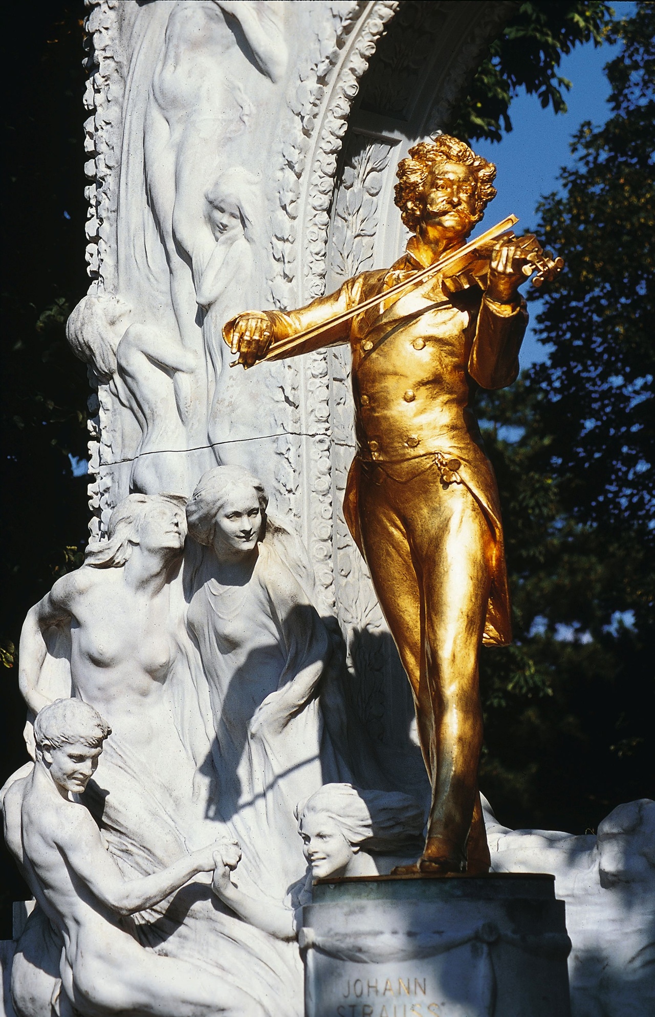 A keringőkirály Strauss aranyozott szobra a Stadtparkban. (©WienTourismus / MAXUM)