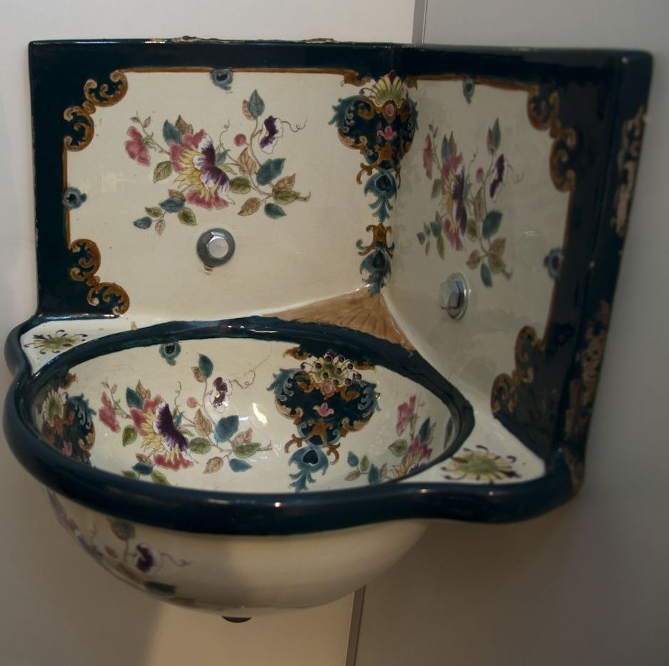 Egy gyönyörű kézmosó nyilvános illemhelyen.