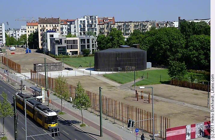 Berlin, Bernauer Straße: ahol egykor a fal húzódott, ma emlékhely.