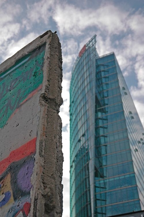 Berlin, Potsdamer Platz_ falmaradvány felhőkarcolóval.