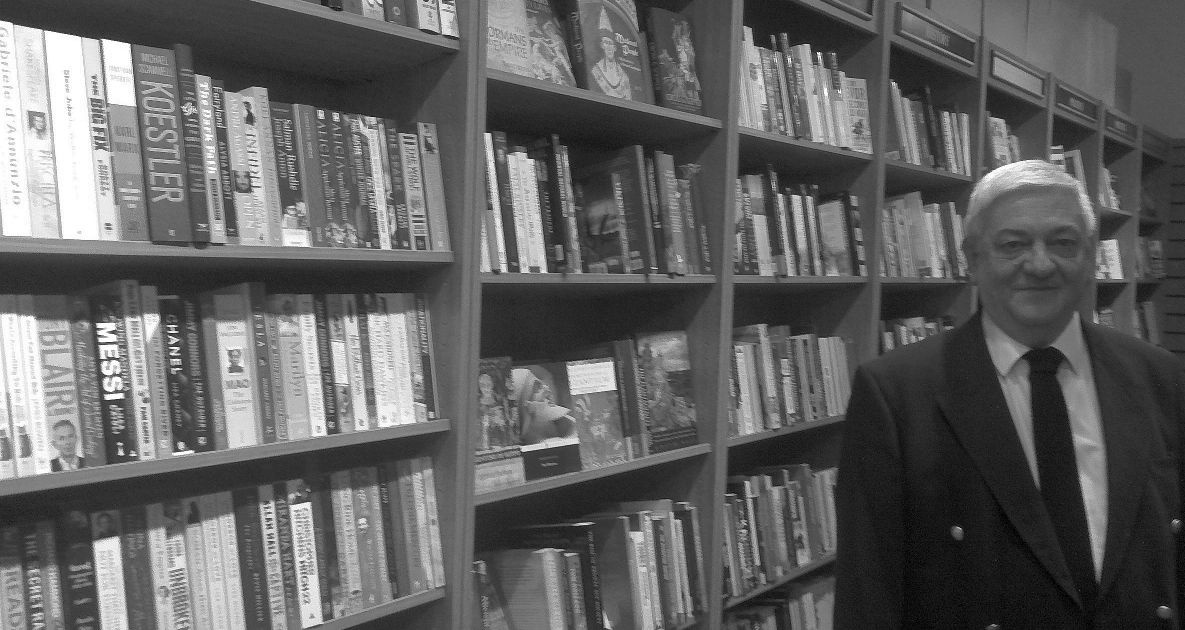 Tony Lang a birodalmában.