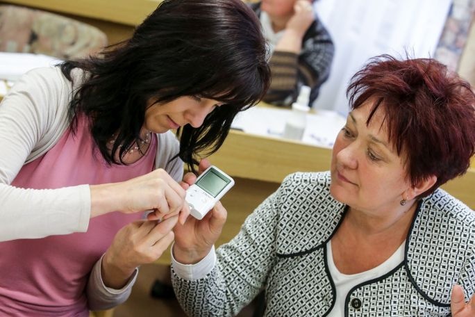 Egy csepp figyelemmel percek alatt megtanulható a cukormérés.