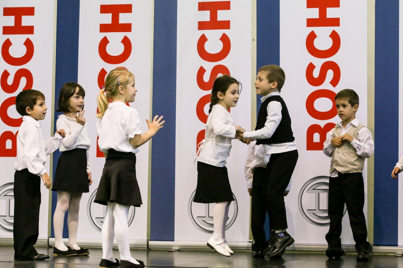 Kedves, német nyelvű műsorral igyekeztek megköszönni a Bosch gondoskodását az óvodások és kisiskolások.