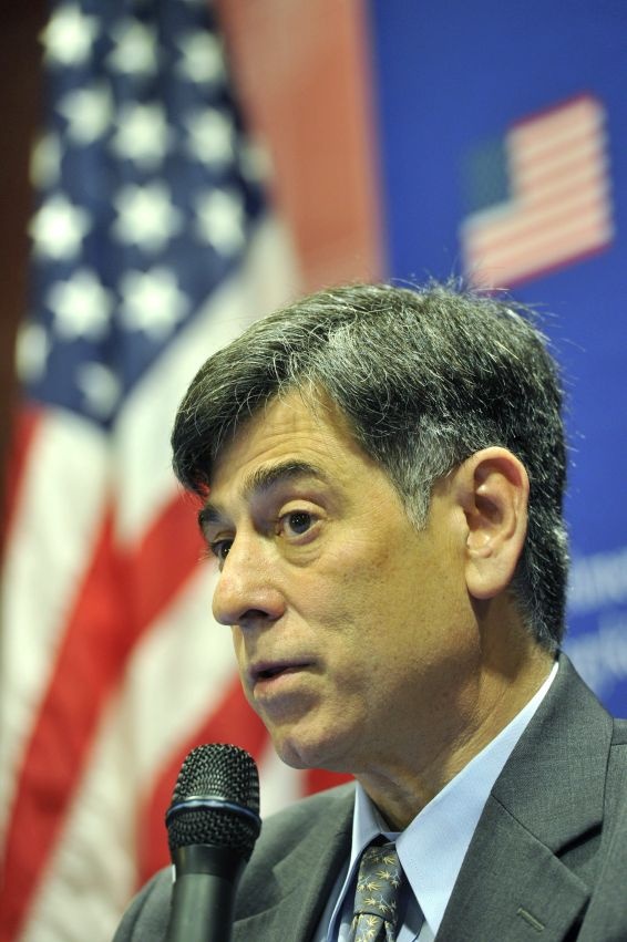 André Goodfriend, a budapesti amerikai nagykövetség ideiglenes ügyvivője sajtótájékoztatót tart hivatalában egyes magyar köztisztviselők amerikai beutazási engedélyének felfüggesztésével kapcsolatban Budapesten 2014. október 24-én. (MTI Fotó: Kovács Attila)