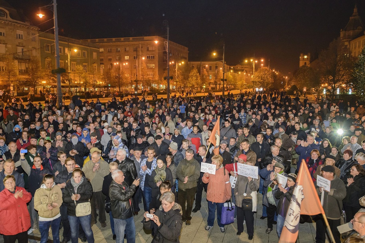 Az internetadó bevezetése ellen meghirdetett demonstráció résztvevői a debreceni Kossuth téren 2014. október 28-án. (MTI Fotó: Czeglédi Zsolt)