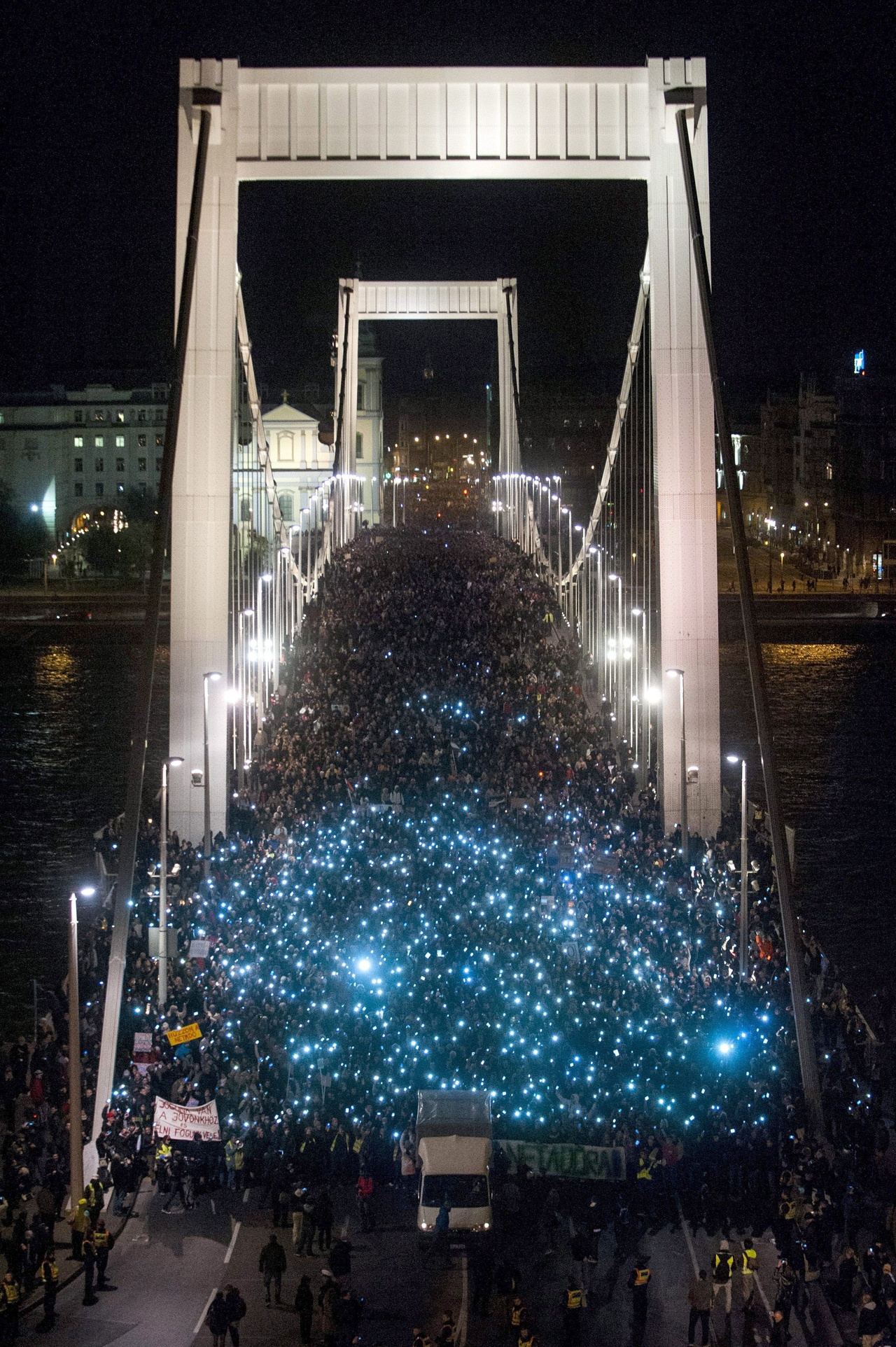 Az internetadó bevezetése ellen meghirdetett budapesti demonstráció résztvevői mobiltelefonjaikkal világítanak az Erzsébet hídon 2014. október 28-án. (MTI Fotó: Marjai János) 