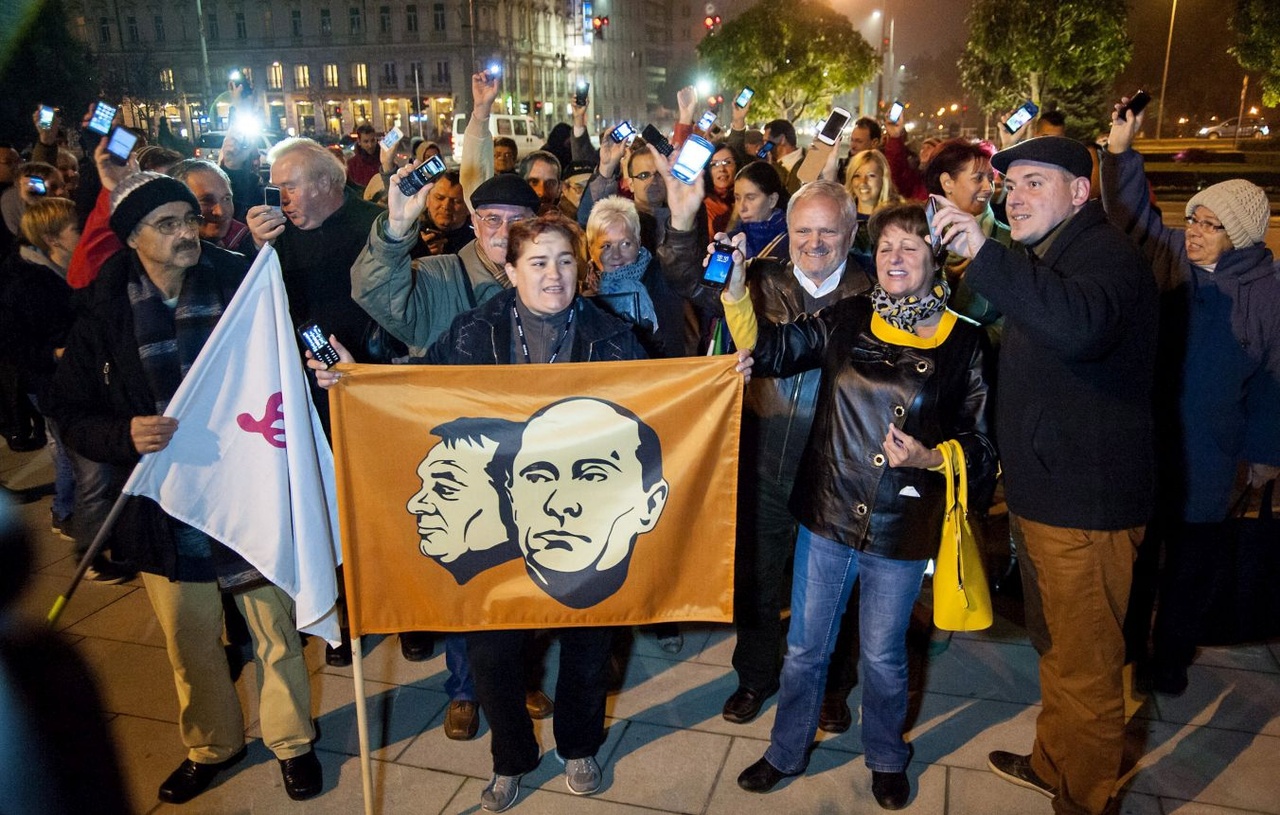 Az internetadó bevezetése ellen meghirdetett demonstráció résztvevői Győrben 2014. október 28-án. (MTI Fotó: Krizsán Csaba)