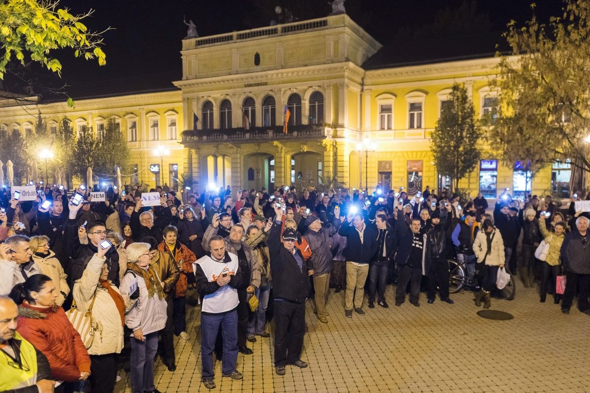 A tüntetők mobiltelefonjaikkal világítanak az internetadó bevezetése ellen meghirdetett demonstráción a belvárosi József nádor téren 2014. október 28-án. (MTI Fotó: Beliczay László)
