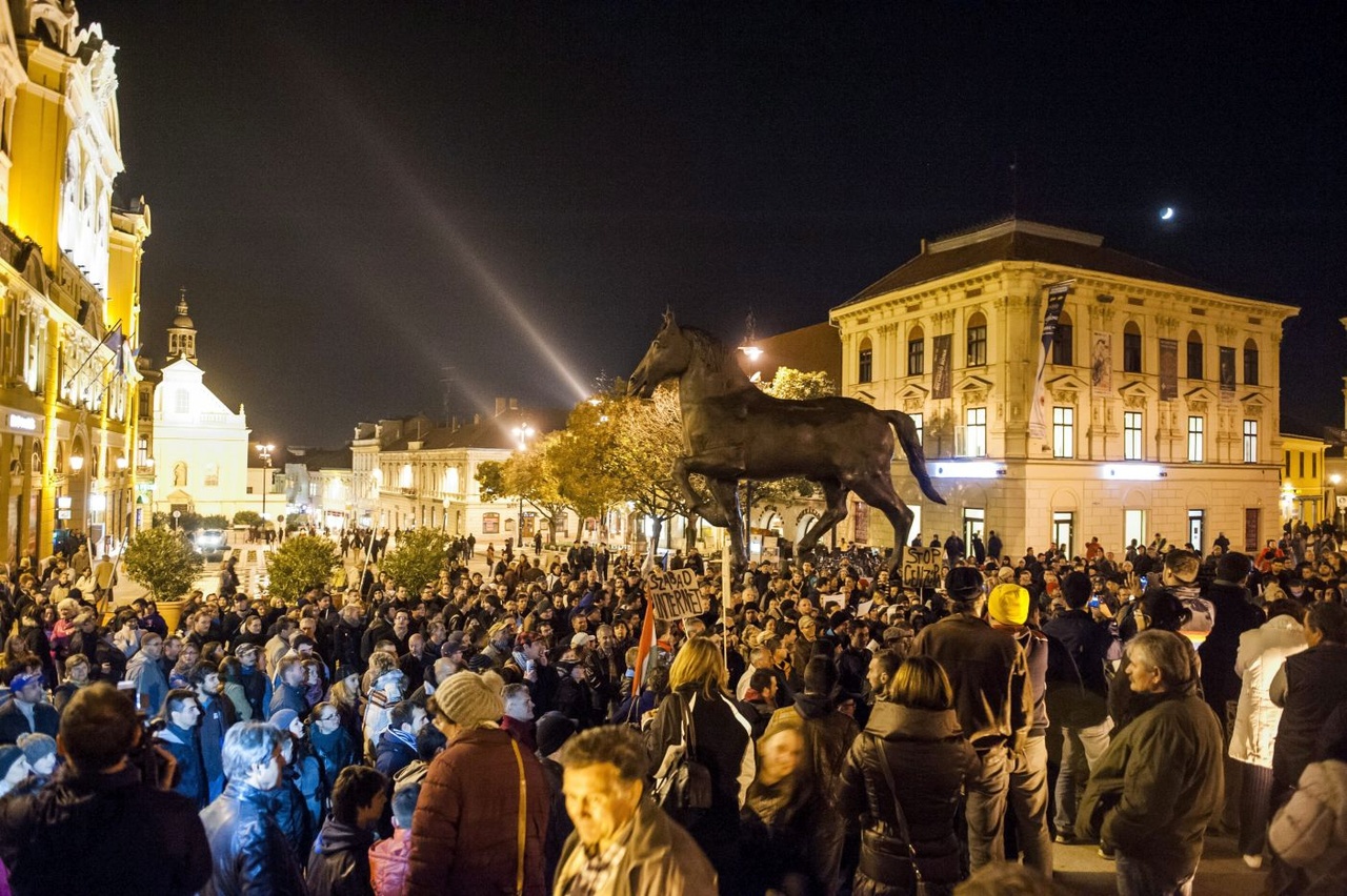 Az internetadó bevezetése ellen meghirdetett demonstráció résztvevői a pécsi Széchenyi téren 2014. október 28-án. (MTI Fotó: Sóki Tamás)