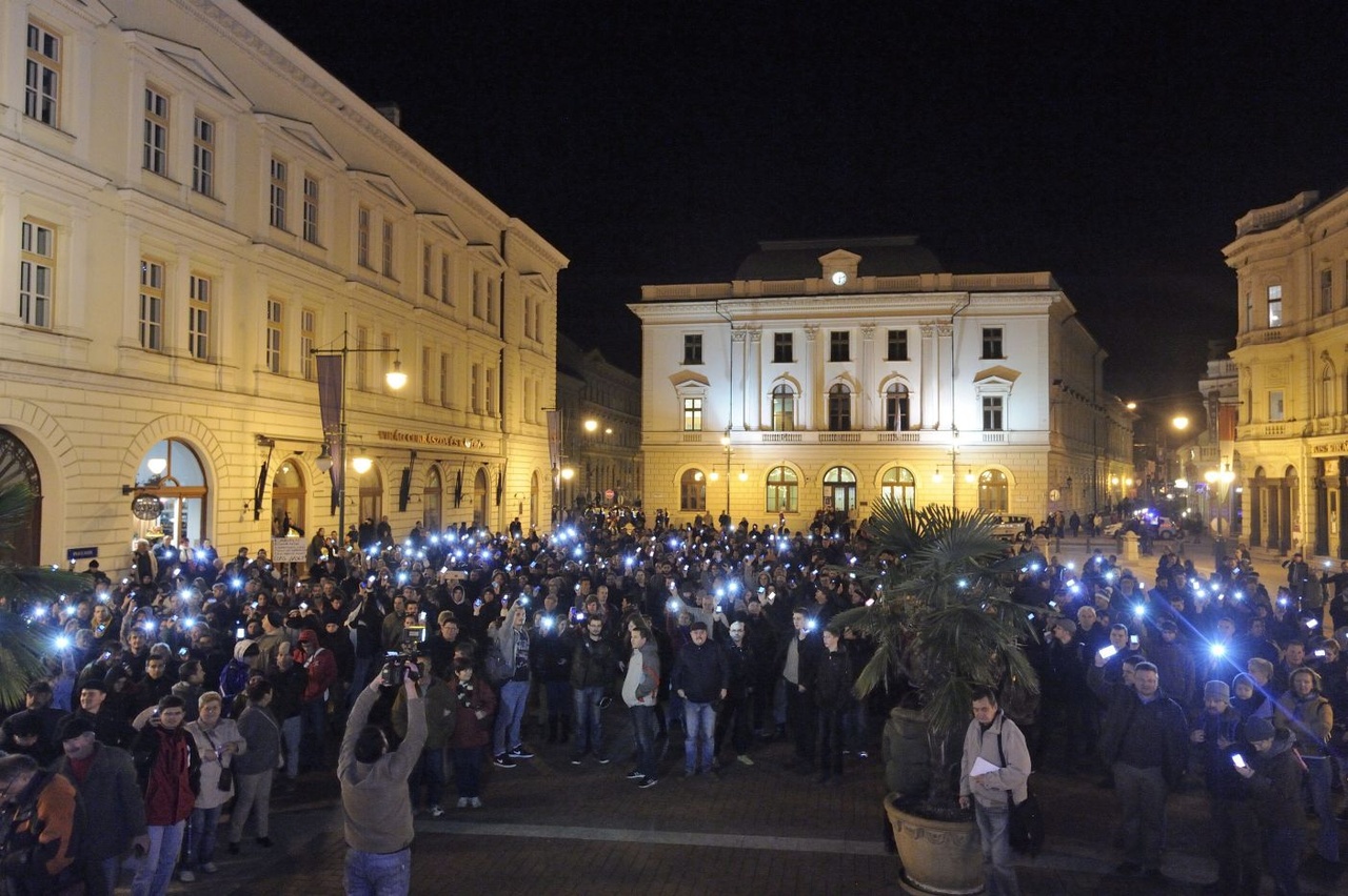 A tüntetők mobiltelefonjaikkal világítanak az internetadó bevezetése ellen meghirdetett demonstráción a szegedi Klauzál téren 2014. október 28-án. (MTI Fotó: Kelemen Zoltán Gergely)