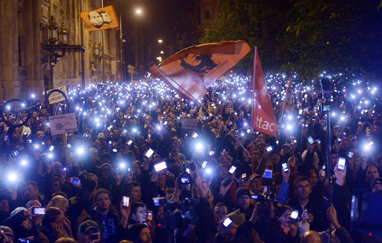 Az internetadó bevezetése ellen meghirdetett demonstráció résztvevői a belvárosi József nádor téren 2014. október 28-án. (MTI Fotó: Marjai János)