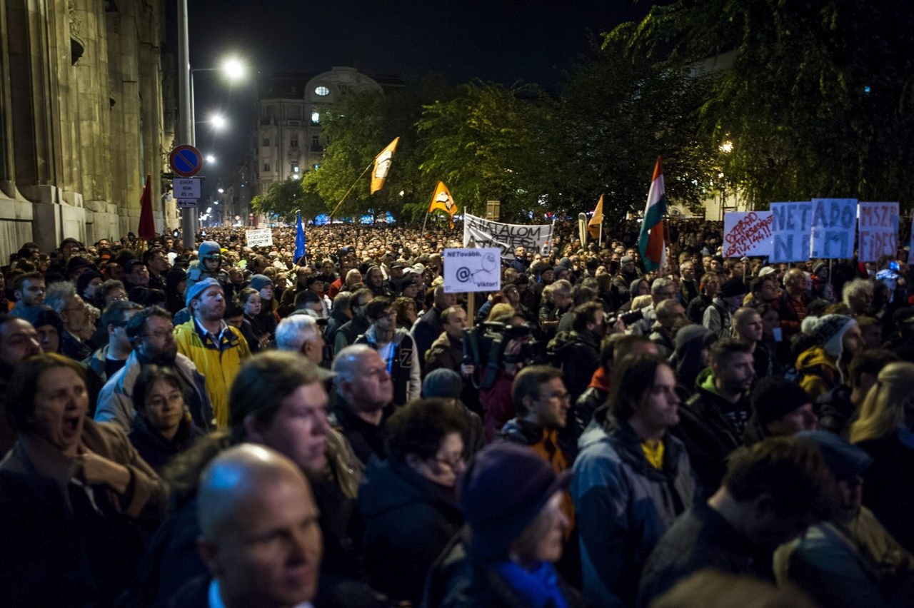 A tüntetők mobiltelefonjaikkal világítanak az internetadó bevezetése ellen meghirdetett demonstráción a belvárosi József nádor téren 2014. október 28-án. (MTI Fotó: Beliczay László)