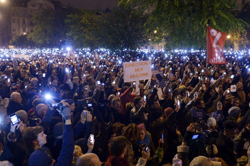 Résztvevők mobiltelefonnal világítanak az internetadó elleni tüntetésen Budapesten, a Nemzetgazdasági Minisztérium József nádor téri épülete előtt 2014. október 26-án. (MTI Fotó: Beliczay László)