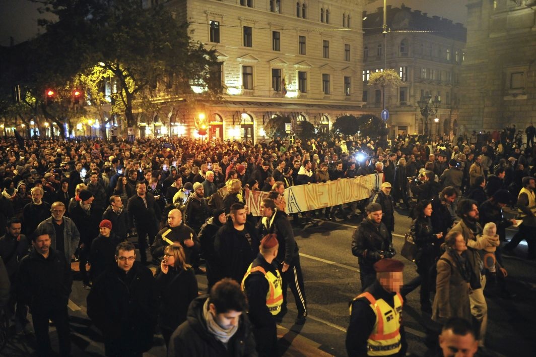 Résztvevők vonulnak „NEM A NETADÓRA!” feliratú molinóval az internetadó elleni tüntetésen Budapesten, az Andrássy úton 2014. október 26-án. (MTI Fotó: Marjai János)